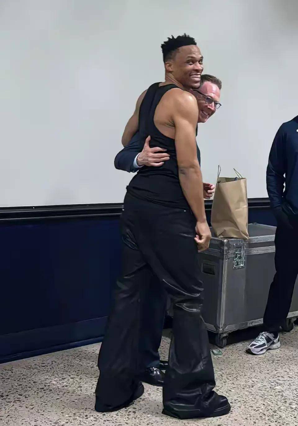 20亿美元！恭喜威少！终于杀回俄克拉荷马城……