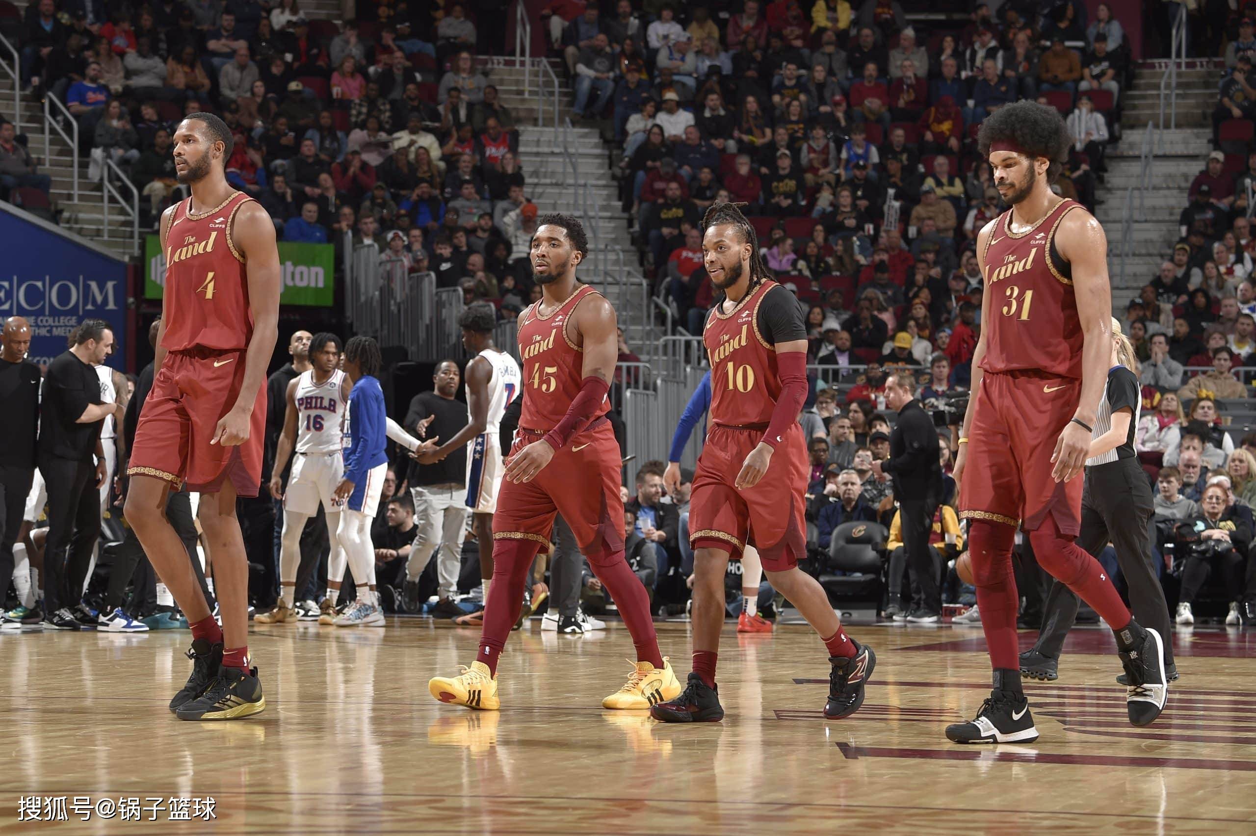 火箭队排第二！美媒公布现役TOP5三巨头：湖人勇士落选快船队第三