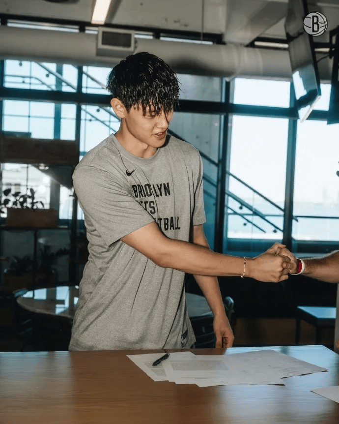 NBA布鲁克林篮网队与中国球员曾凡博签约
